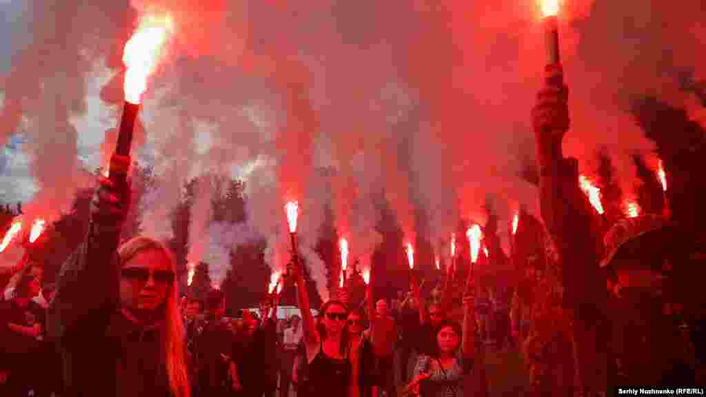 Omagiu adus soldatului ucrainean Roman Ratușni, Kiev, la 18 iunie 2022. Ratușni a fost un activist foarte cunoscut care a murit în luptele de lângă Izium cu câteva săptămâni înainte de a împlini 25 de ani.