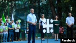 ნათია ჯულაყიძე ალეკო ელისაშვილთან და ლევან იოსელიანთან ერთად საარჩევნო კამპანიისას. 2020 წლის 5 აგვისტო