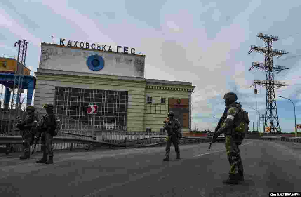 Ezen a 2022. május 20-án készült képen orosz katonák állnak őrt a kahovkai vízerőmű közelében. A kialakult helyzet mindkét oldalra nézve súlyos következményekkel jár, emberek tízezreit kell evakuálni órákon belül, a félsziget pedig hosszú évekre vízellátás nélkül maradhat, állatok és az ökoszisztéma is veszélybe kerül