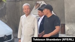 Адахана Мадумарова забирают из МВД на судебное заседание, Бишкек. 2 сентября 2023 г.