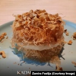 Kadaifi me kajmak i përgatitur nga Zamira Faslija.