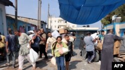 Palestinieni iau cu asalt un centru de aprovizionare cu ajutoare administrat de ONU, Deir al-Balah, 28 octombrie 2023,