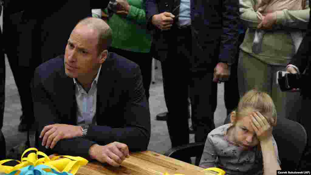 Djevojčica se drži za glavu za vrijeme posjete britanskog princa Williama smještajnom centru za Ukrajince koji su pobjegli od rata, u Varšavi 22. marta.