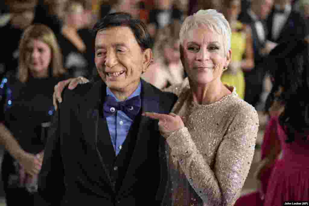 James Hong, lijevo, i Jamie Lee Curtis dolaze na dodjelu Oscara u nedjelju, 12. marta 2023., u Dolby Theatre u Los Angelesu.