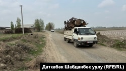 Барак эксклавынын тургундары Кара-Сууга көчүп жатат. Апрель, 2024-жыл 