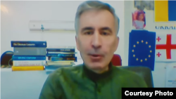 საქართველოს ყოფილი პრეზიდენტი მიხეილ სააკაშვილი კლინიკა "ვივამედიდან" ერთვება სასამართლოს საბიუჯეტო სახსრების გაფლანგვის საქმის განხილვის სხდომაზე. 30 ოქტომბერი, 2023 წელი