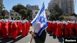 Жінки ходять вулицями, схиливши голови та склавши руки