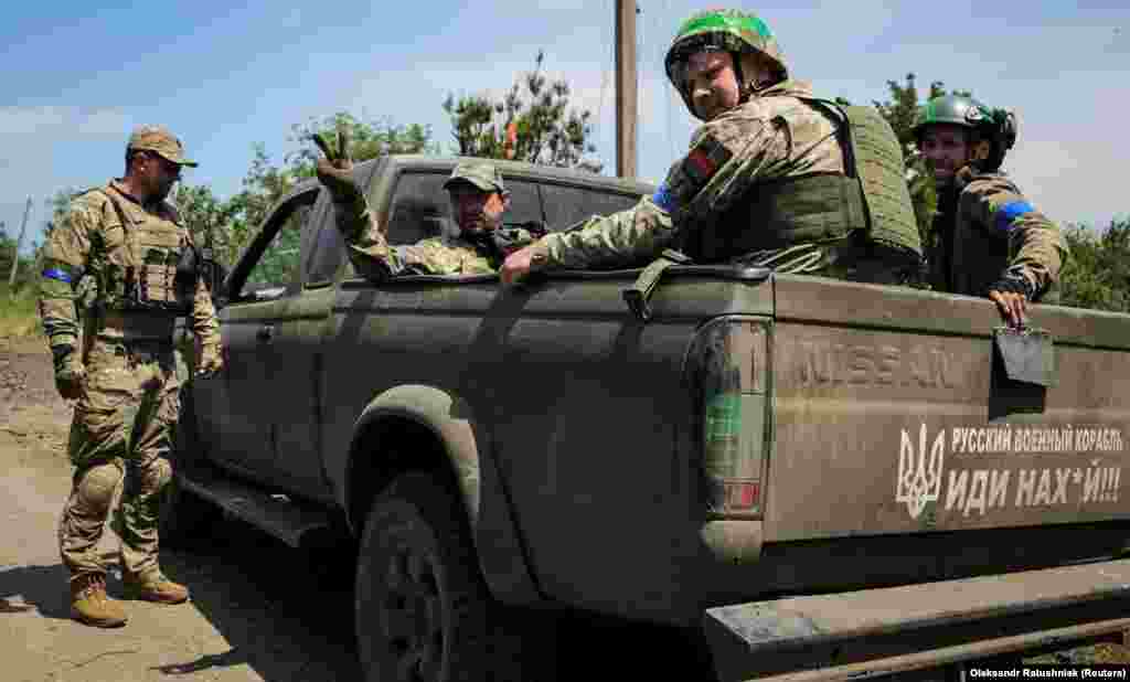 Українські військові у звільненому від армії РФ селі Нескучне на Донеччині, 13 червня 2023 року