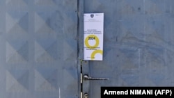 Kjo fotografi e bërë më 5 prill 2024, tregon një fletëpalosje me informacionet për procesin e regjistrimit të popullsisë para një shtëpie me dyer të mbyllura.