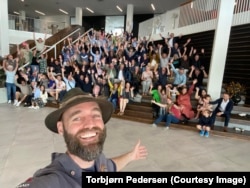 Педерсен и хората, събрали се да го посрещнат при прибирането му обратно в Дания през юли 2023 г.