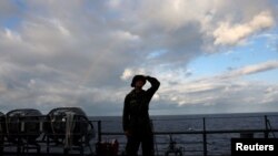 Japanski vojnik stoji na pilotskoj palubi japanskog amfibijskog transportnog broda u vodama blizu Okinave, Japan, 15. novembra 2023.