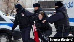 ​​​​​​​Policija je privela ženu tokom skupa u znak sjećanja na ruskog opozicionog lidera Alekseja Navaljnog kod spomenika "Zid žalosti žrtvama političke represije", u Moskvi 17. februara 2024.