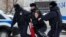 ​​​​​​​Policija je privela ženu tokom skupa u znak sjećanja na ruskog opozicionog lidera Alekseja Navaljnog kod spomenika "Zid žalosti žrtvama političke represije", u Moskvi 17. februara 2024.