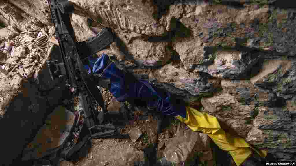 Украинско знаме и пушка во бункерот кај Андријивка. Украинскиот претседател Володимир Зеленски бара од Вашингтон и од светот повеќе пари и оружје за неговата земја оваа недела и мора да ги убеди дека контраофанзивата работи. Американскиот Конгрес моментално го разгледува барањето на претседателот Џо Бајден да обезбеди уште 24 милијарди долари воена и хуманитарна помош.