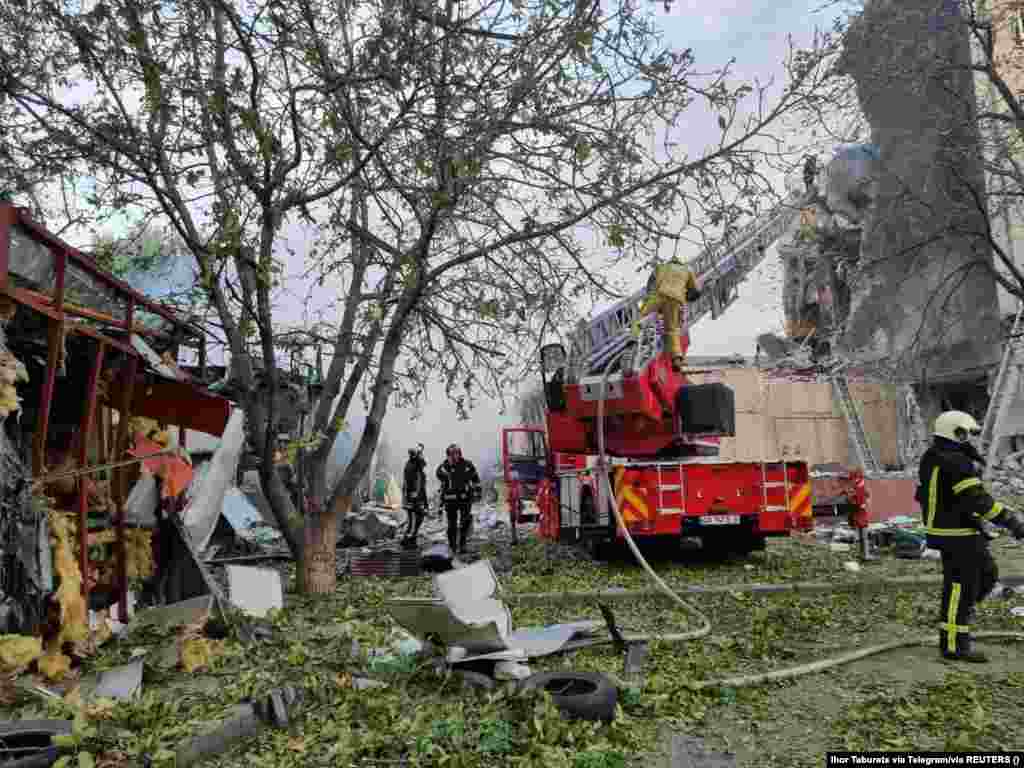 A közösségi médiában megjelent fotón a rakétacsapás utáni romeltakarítás látható a közép-ukrajnai Cserkasziban, ahol legalább tíz ember megsérült a támadásban. Egy embert kimentettek a romok alól, de akár további két tucat személy is a törmelékek között lehet &ndash; mondta Ihor Taburec, Cserkaszi területi kormányzója
