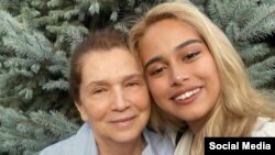 Өзбекстандын мурдагы президенти, маркум Ислам Каримовдун жубайы Татьяна Каримова небереси Иман менен. Татьяна Каримованын Инстаграм баракчасынан алынган сүрөт.