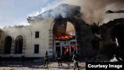 Донецк облусунун Константиновка шаарындагы талкаланган темир жол станциясынын имаратынын сүрөтү. Reuters агенттиги.