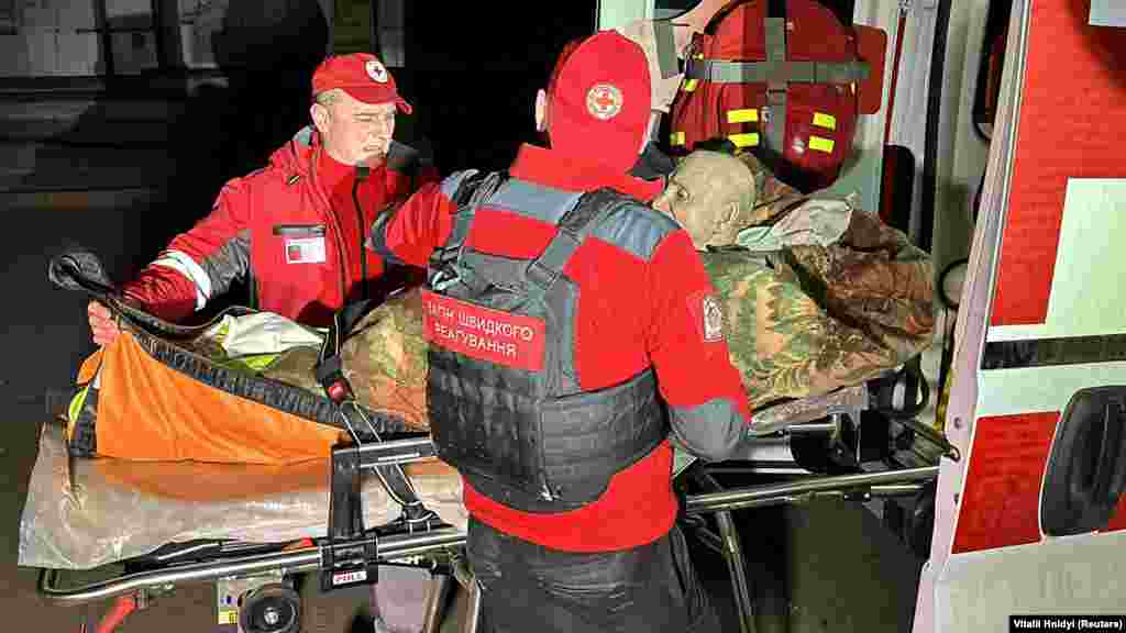 Igor Terehov, Harkiv polgármestere közölte, hogy&nbsp;a Harkiv sűrűn lakott negyedére mért csapásban&nbsp;tizenkét ember sérült meg, közülük hárman súlyos állapotban vannak