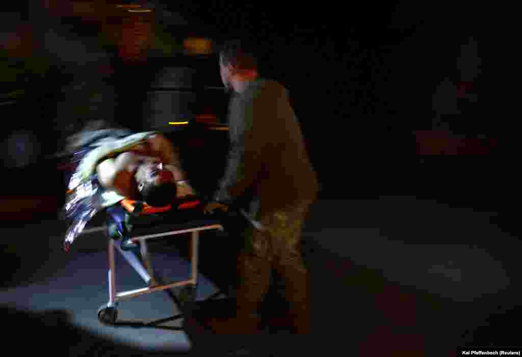 A mentőbuszprojekt az ukrajnai evakuációs csapatok szélesebb hálózatának része, amely összeköti a lövészárkokban lévő katonákat a hátországi állásokban lévő egészségügyi csapatokkal, a tábori kórházakkal és végül &ndash; a súlyos eseteknél &ndash; a nagy központokkal