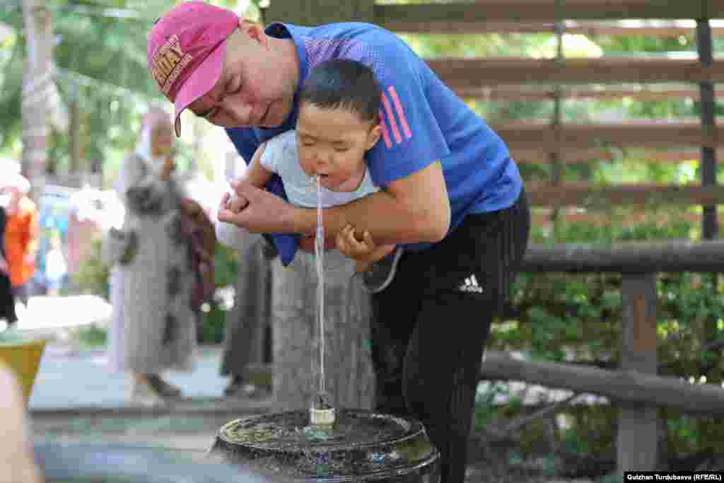 1-июнь - Балдарды коргоонун эл аралык күнүнө карата Кыргызстандын президенти Садыр Жапаров куттуктоо жолдоду. Ал&nbsp;өлкөдө социалдык жана экономикалык теңсиздикти жоюу, жакырчылык жана зордук-зомбулук менен күрөшүү, балдардын укуктарын коргоо системасын чыңдоо жаатындагы иштер улантыларын билдирди.