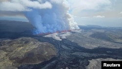 Vulkan izbacuje lavu i dim u blizini Grindavíka, na poluostrvu Reykjanes, Island, 29. maja 2024.