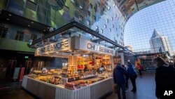 Prodaja sira u tržnici u Rotterdamu, februar 2022.