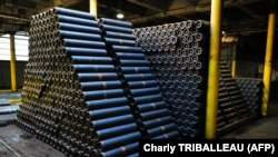 На фото сталеві заготовки для виготовлення снарядів калібру 155 мм на Скрентонському армійському боєприпасному заводі (SCAAP) у Скрентоні, США, 16 квітня 2024 року