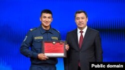 ӨКМдин кызматкери Айбек Азыранкулов жана президент Садыр Жапаров. 14-июнь, 2023-жыл.