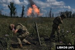 Під Бахмутом тривають жорстокі бої. Фото: українські військові ведуть вогонь з міномета поблизу Бахмуту, 12 серпня 2023 року