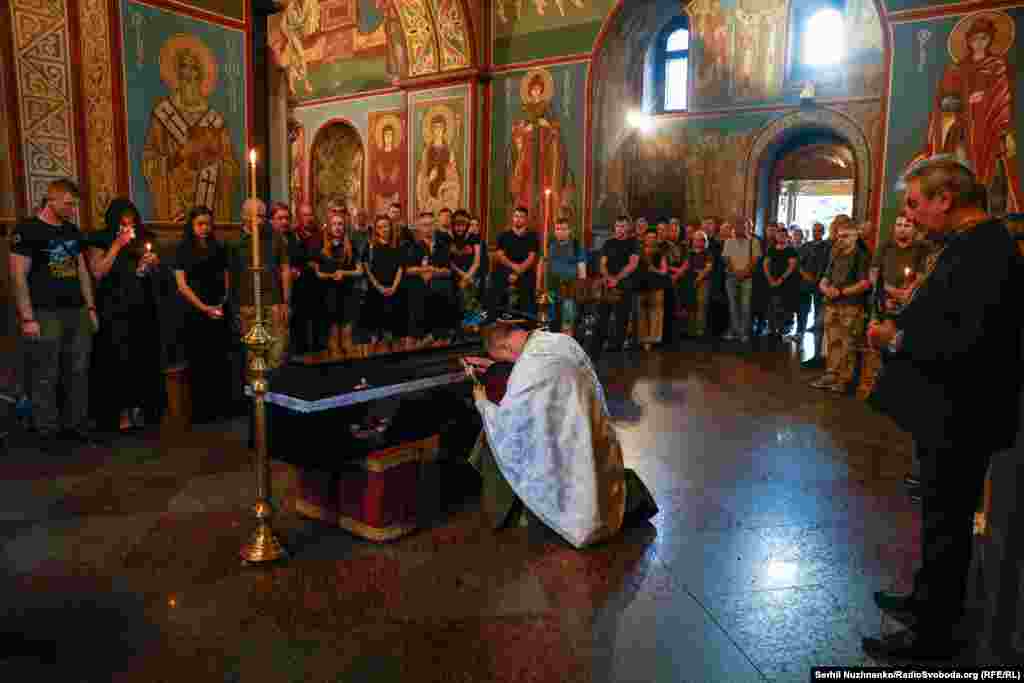 Провести в останню путь військового прийшли рідні, друзі та бойові побратими