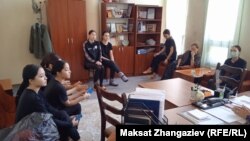 "Акмаралдын" бийчилери топ жетекчиси менен.