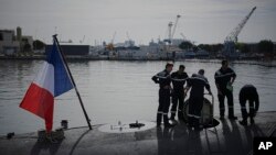 Mornari pripremaju francusku podmornicu na nuklearni pogon klase Rubis u pomorskoj bazi Toulon u južnoj Francuskoj, ponedjeljak, 15. aprila 2024.