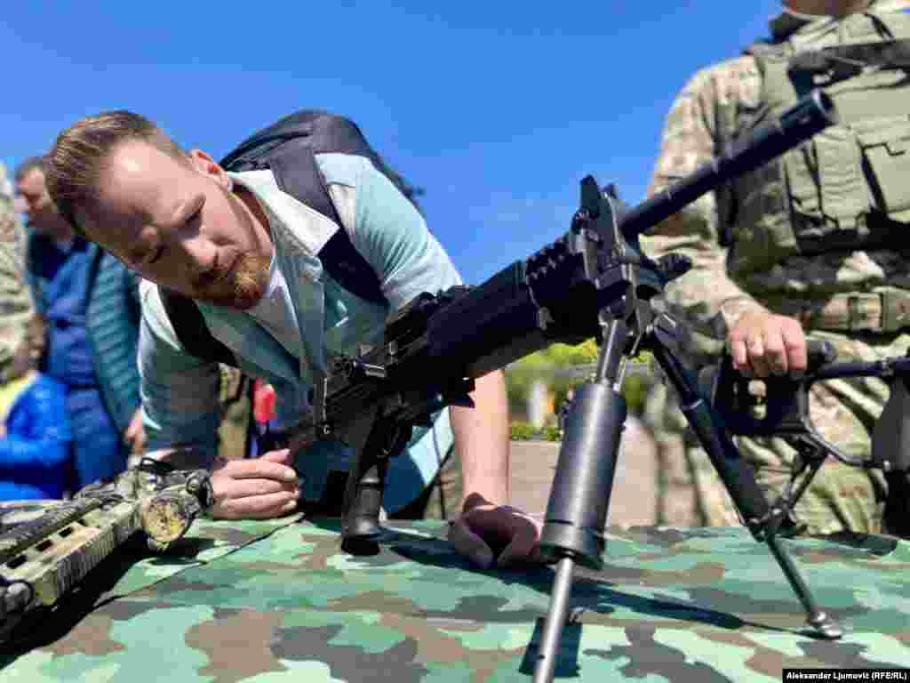 Neki su &quot;testirali&quot; naoružanje crnogorske Vojske. Na fotografiji je izraelski mitraljez &ldquo;Negev&rdquo;.