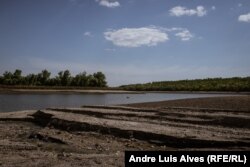 Niveli i ujit po bie në një lumë në Parkun Natyror Kombëtar Kamyanska Sih.
