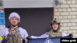 სოციალურ ქსელში გავრცელებულ ვიდეოში ერთ-ერთი სამხედრო უკრაინის მხარეზე მებრძოლი რუსი დენის ნიკიტინია.