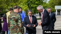 Ministrul moldovean al Apărării, Anatolie Nosatîi, la ceremonia de transmitere a donației.