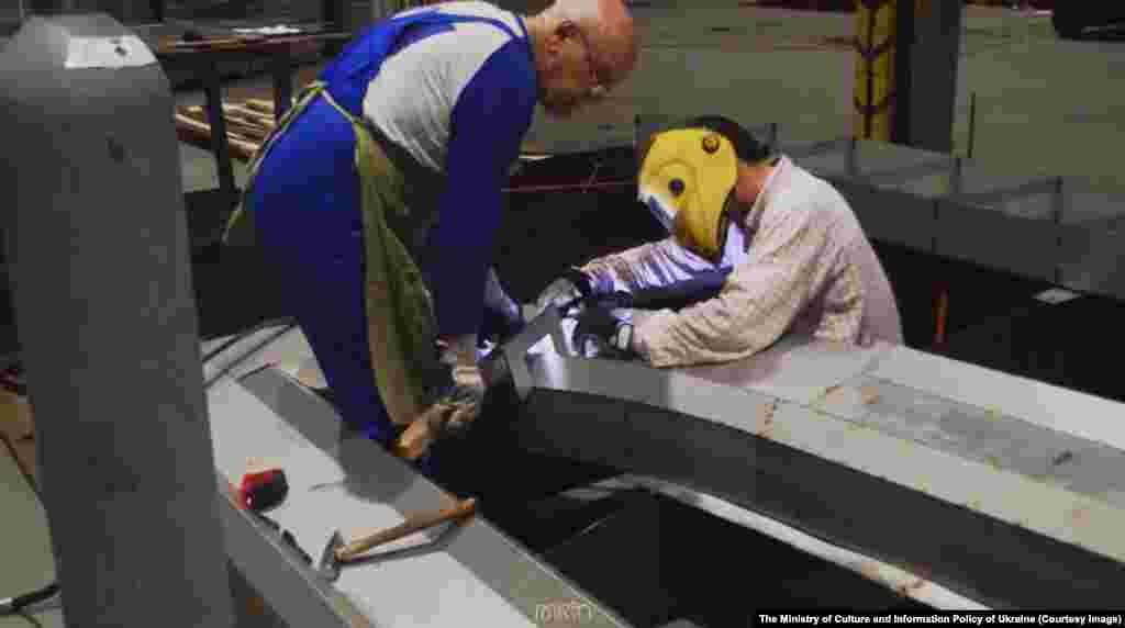 A pajzsot augusztus végéig kell felszerelni az emlékműre. A tervet kritikák is érik. Vannak, akik lehetetlen vállalkozásnak tartják a technikailag nehéz és drága projektet.&nbsp;A szobor 1979-es építesekor is többen aggodalmuknak adtak hangot az óvatos becslések szerint is kilenc millió rubeles költségek miatt &nbsp;