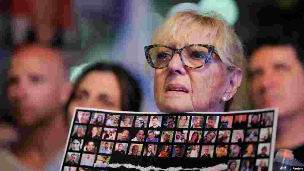 Egy nő a túszok fotójával. Egyesek azzal vádolják Benjamin Netanjáhút, hogy politikai túlélése érdekében feláldozza az izraeli túszokat