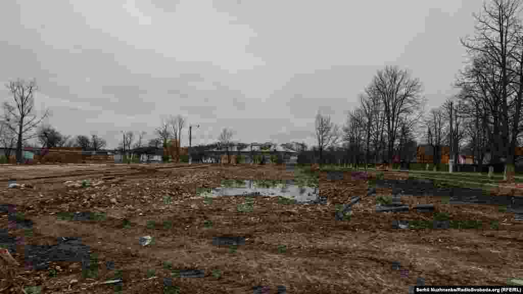 Pe aceste terenuri, acum libere, se afla cândva o clădire rezidențială grav avariată.