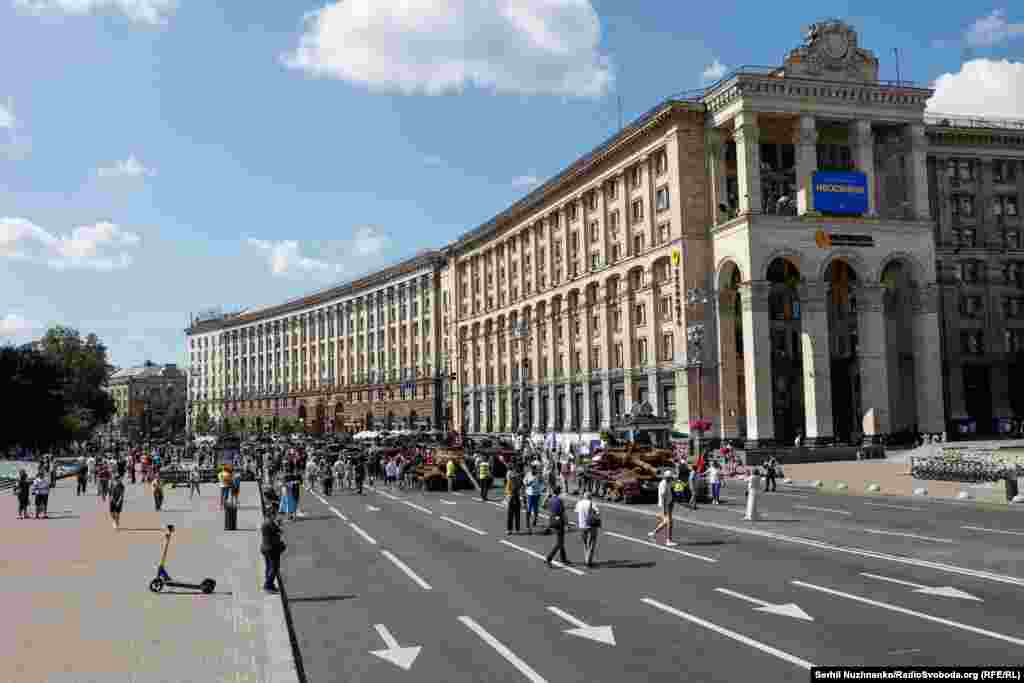 З огляду на воєнний стан та загрозу ракетних обстрілів жодних офіційних масових заходів до Дня незалежності у другий рік повномасштабної російсько-української війни не проводилося.&nbsp; Але у центрі Києва одна було людно. 24 серпня 2023 року