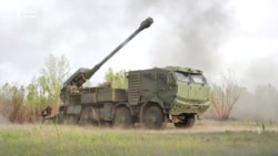 Ukrajna üdvözli a régóta halogatott amerikai katonai segélyt, míg Oroszország lesben áll, hogy lebombázza a szállítmányokat 