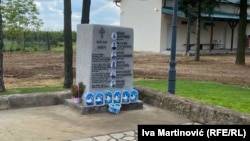 Spomen-obeležje u Malom Orašju, godinu dana nakon masovnog ubistva u kome je ubijeno devet ljudi, 22. april 2024.