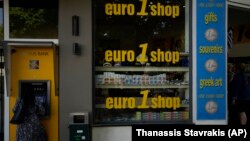 Bankautomata és egyeurós bolt Görögországban (képünk illusztráció)