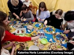 Також тут організовують курси для жінок і майстер-класи для дітей