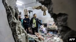 A károk felmérése egy kórházban Hán Júniszban 2024. december 14-én