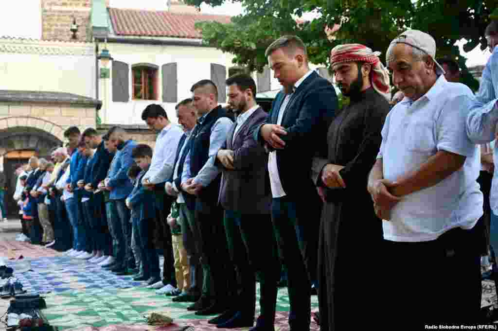 &quot;Iskreno ispovijedanje i prakticiranje vjere i spremnost i na najveću žrtvu koju čovjek može dati, otvara vrata milosti i onda kada nam se čini da su sve lađe potonule. Zato učinimo naše milosrđe vidljivim, inspirativnim i mladima i starima i muškarcima i ženama u sredinama u kojima živimo i radimo. &nbsp;Danas dok se bude prinosio naš Kurban sjetimo se tog uzvišenog poziva islama, toga ideala da dobro, mir i sklad vladaju svijetom&quot;, rekao je Kavazović.