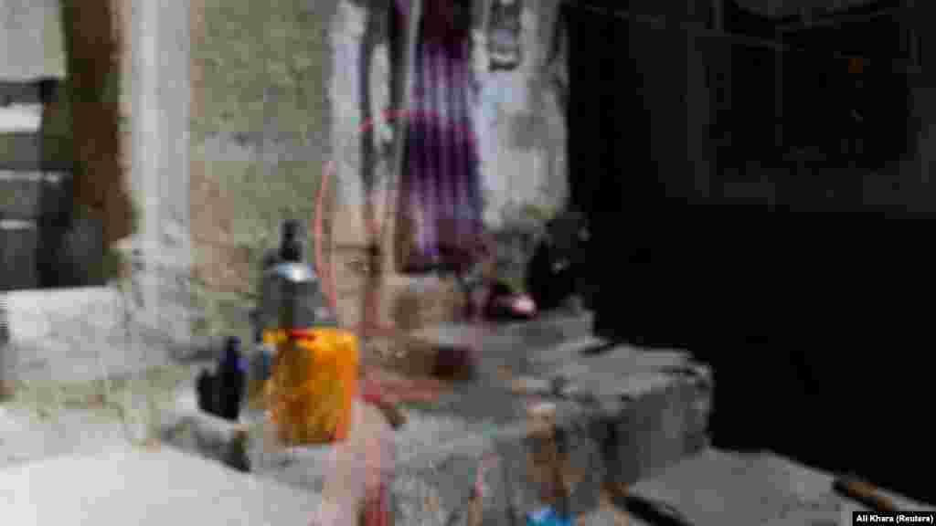 Šakiba, Karimova kćerka, gleda kroz prozor njihove kuće. Kao i mnoge porodice u Afganistanu, nju i njene ukućane očekuju teški dani. Gotovo 20 posto ljudi kojima WFP pomaže su domaćinstva na čijem čelu su žene, a isti domovi teško preživljavaju što je rezultat ekonomske krize i&nbsp;ograničenja koja su ženama nametnuli talibani.