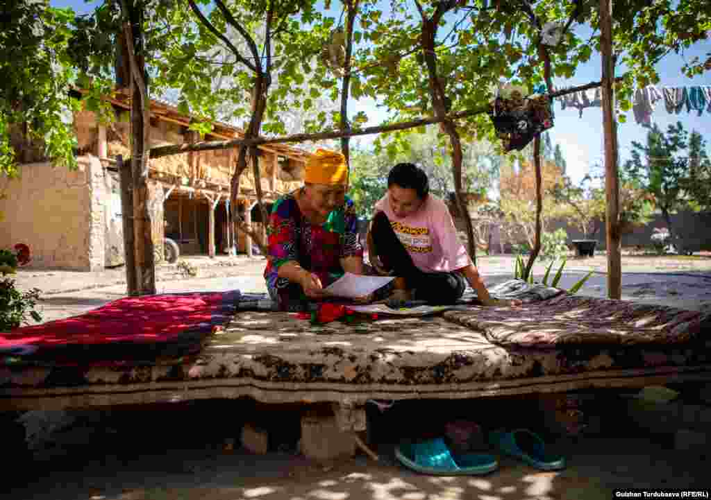 U trenucima slobodnog vremena pomaže i baki.