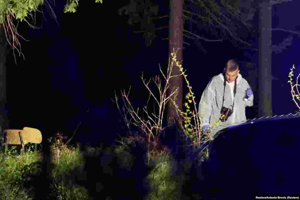 Ekipet e forenzikës duke inspektuar terrenin.