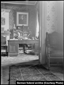 შულენბურგი სამუშაო მაგიდასთან გერმანიის საკონსულოში, პასკევიჩის ქუჩის N14, თბილისი, 1913-1914. გერმანიის ფედერალური არქივი